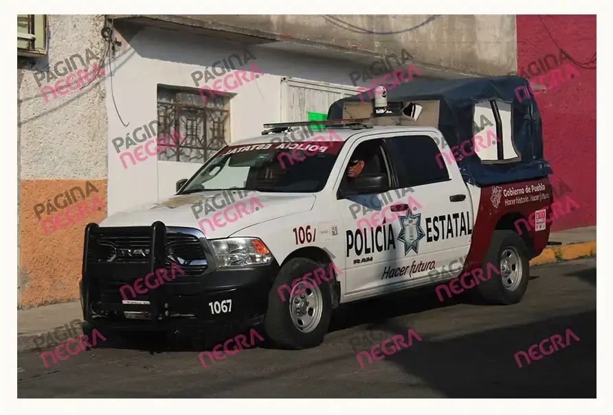 Balean casa de familiares de “El Grillo” y abandonan hieleras con restos humanos en Puebla