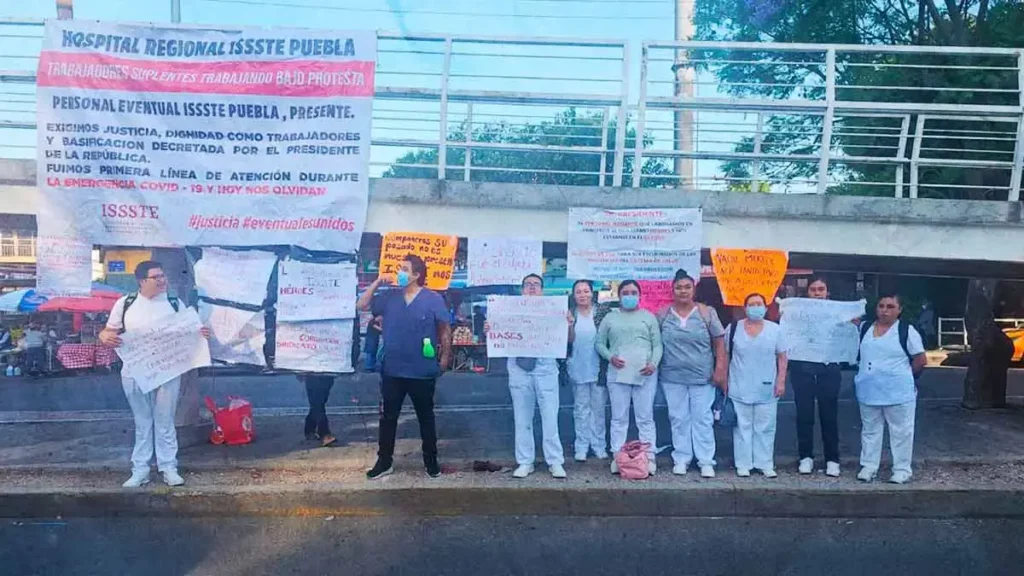Trabajadores eventuales del ISSSTE en Puebla se manifiestan contra abusos