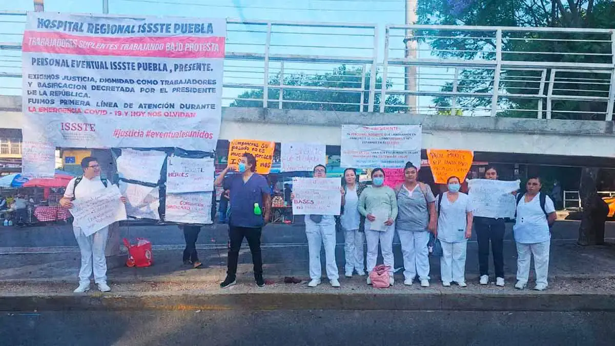 Trabajadores eventuales del ISSSTE en Puebla se manifiestan contra abusos