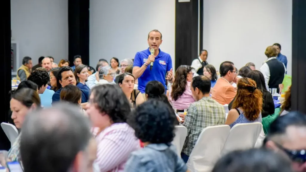 Mario Riestra firma compromisos con asociaciones civiles de puebla