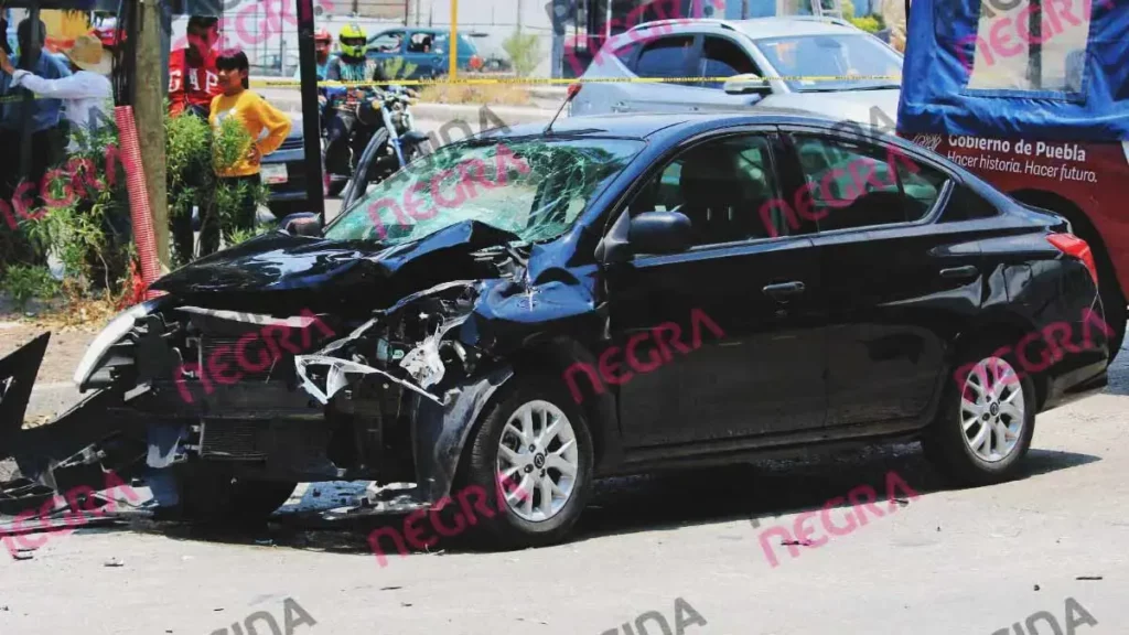 Dos hombres resultaron heridos por el choque entre una moto y auto en Puebla capital