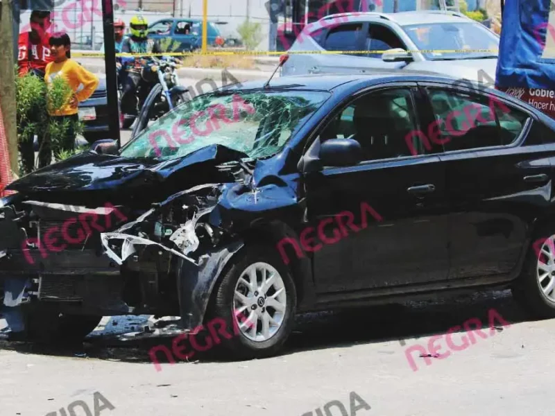 Dos hombres resultaron heridos por el choque entre una moto y auto en Puebla capital