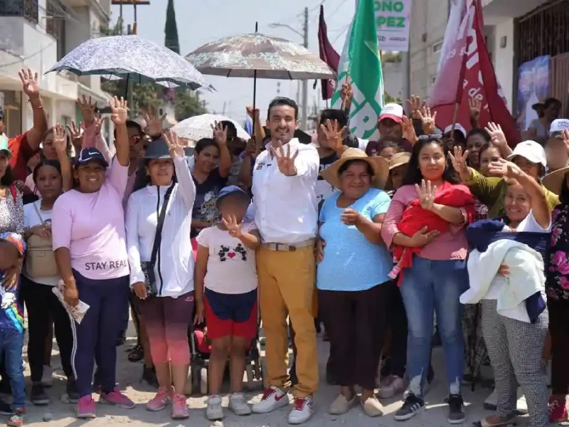 Toño López cierra como empezó: visitando casa por casa