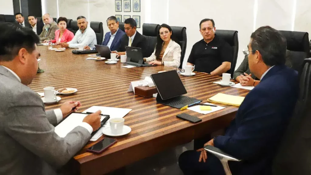 Sergio Salomón Céspedes, el gobernador de Puebla, se reúne con autoridades electorales