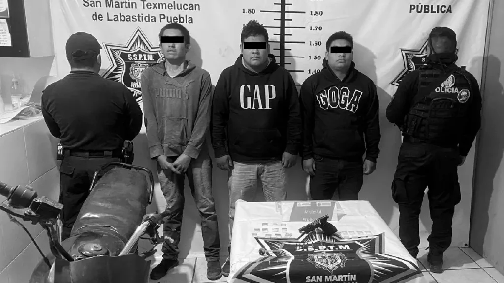 La SSP de San Martín Texmelucan detuvo a 3 masculinos por delitos contra la salud, portación de arma de fuego y cartuchos útiles