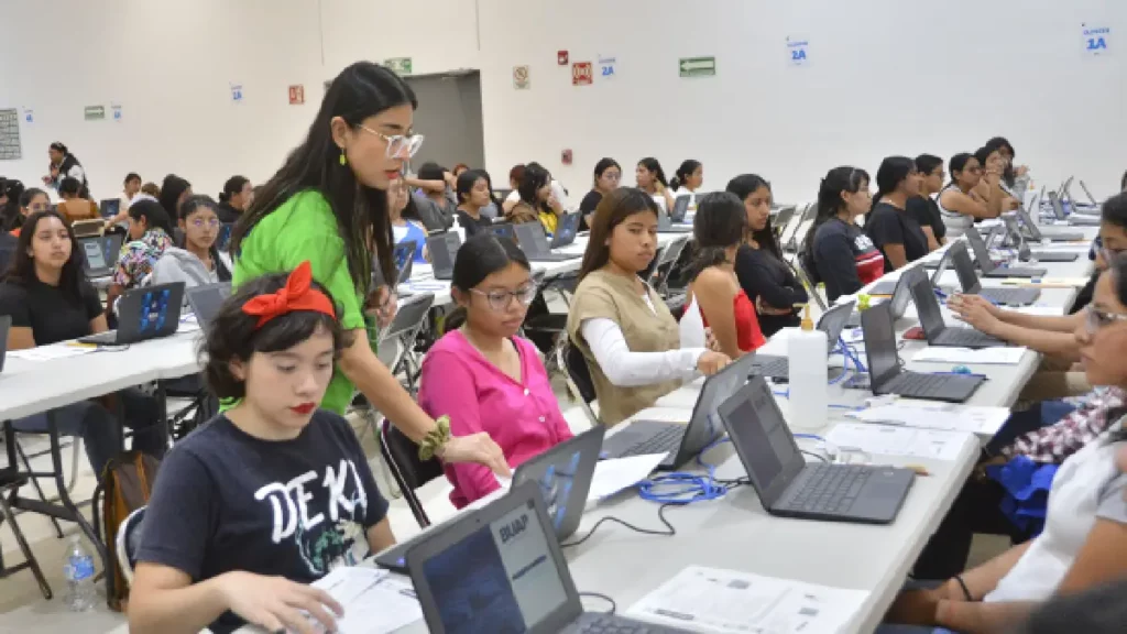 La Rectora Lilia Cedillo Ramírez realiza recorrido durante la aplicación del Examen General de Admisión 2024