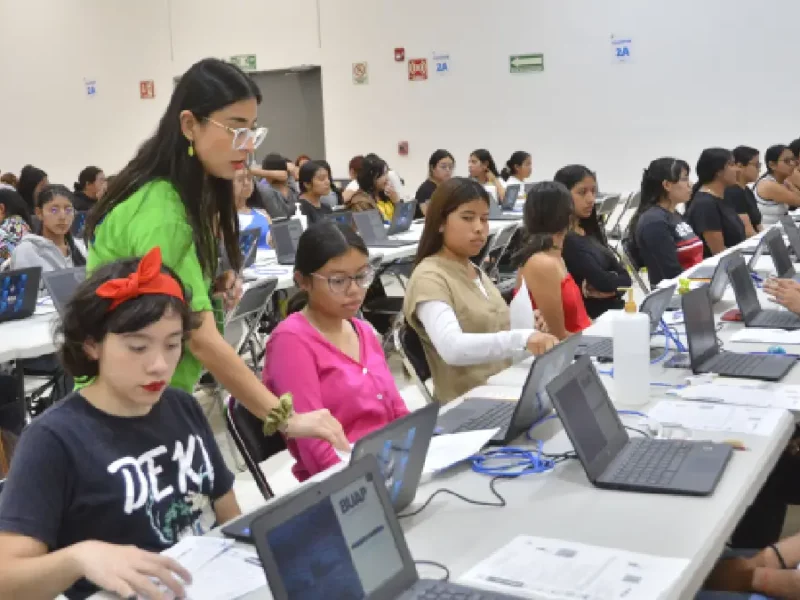 La Rectora Lilia Cedillo Ramírez realiza recorrido durante la aplicación del Examen General de Admisión 2024