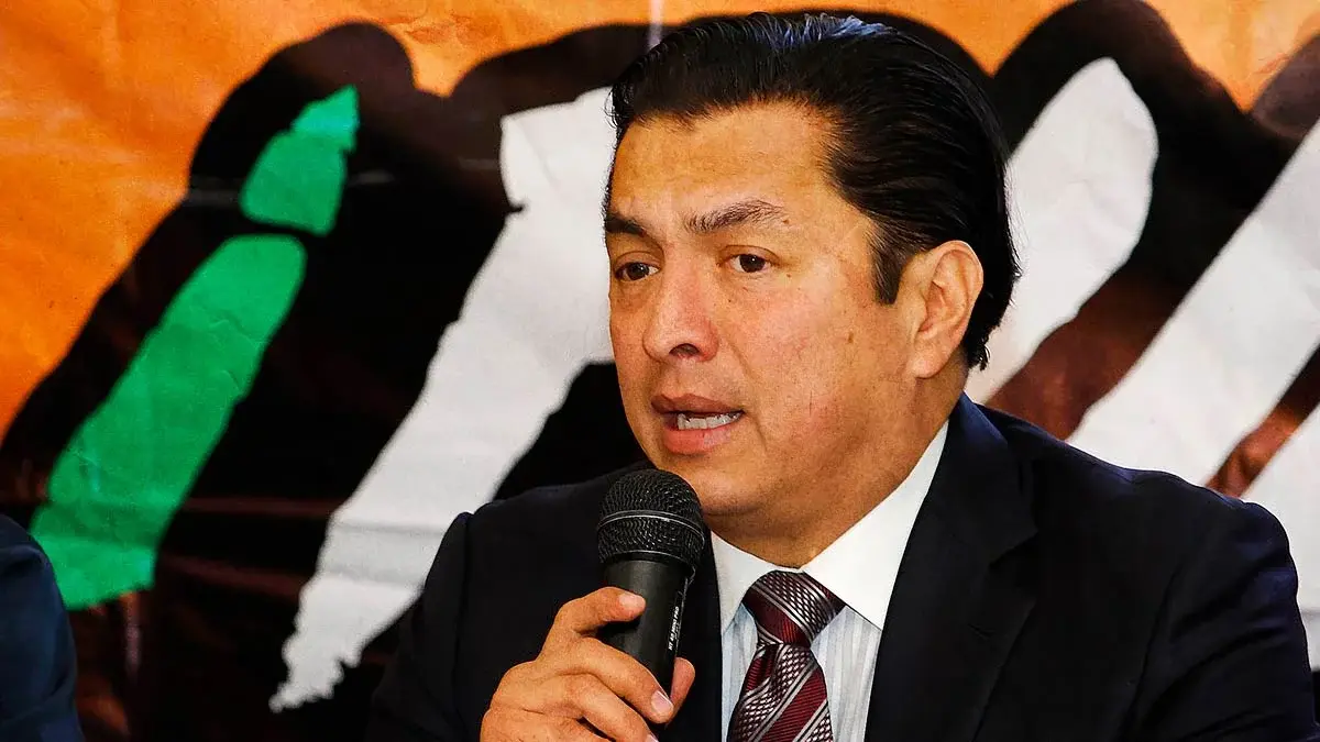 Alex Cruz, exaspirante de Morena a la alcaldía, declina a favor de Mario Riestra