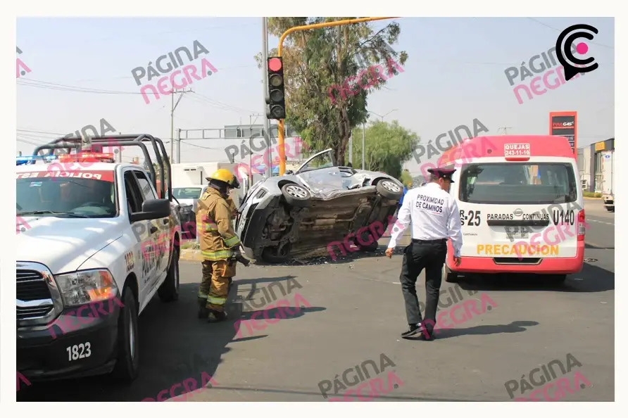 Ruta Zacatepec se pasa la luz roja y choca contra un auto en Cholula