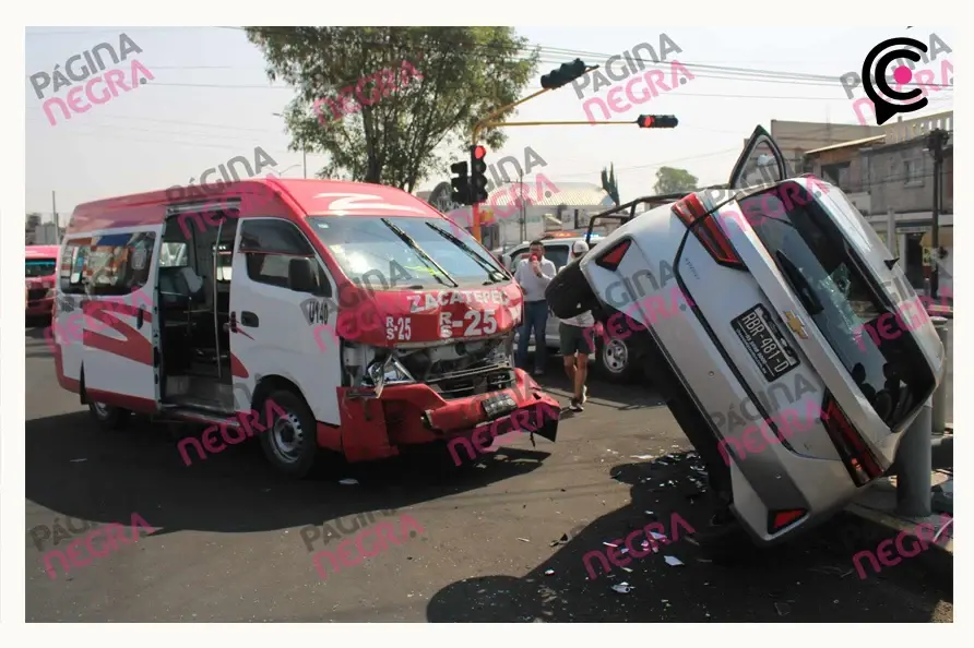 Ruta Zacatepec se pasa la luz roja y choca contra un auto en Cholula
