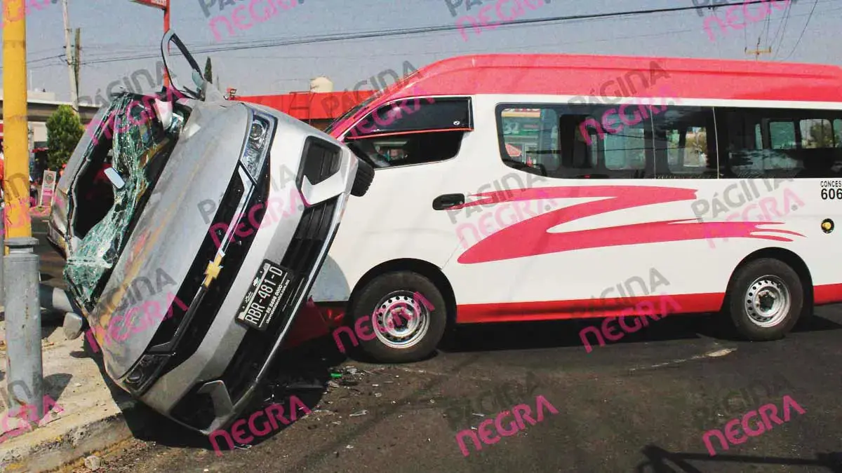 Ruta Zacatepec se pasa la luz roja y choca contra un auto en Cholula