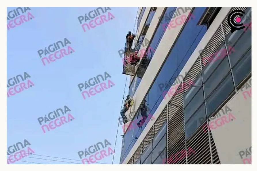 Trabajadores quedan colgados a 25 metros de altura de un andamio en San Andres Cholula