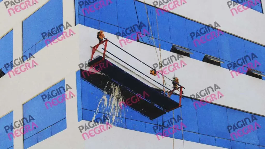 Trabajadores quedan colgados a 25 metros de altura de un andamio en San Andres Cholula