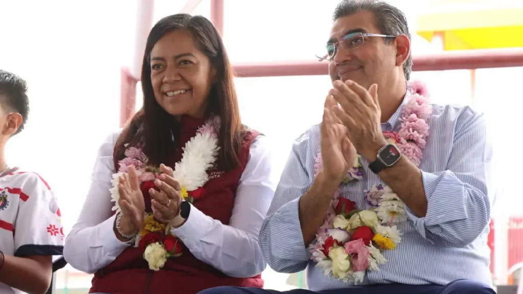 Sergio Salomón y Ariadna Ayala inauguran multideportivo de Tehuixpango