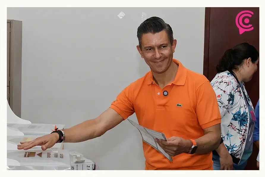 Aspirantes de Puebla emiten sufragio en el proceso electoral 2024