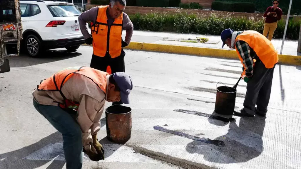 Colocan 23 reductores de velocidad en la Vía Atlixcáyotl; serán 46 topes temporales en total