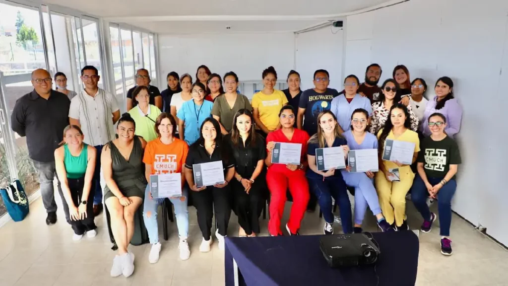 Recibe CMERI especialistas en rehablilitación de personas con dispacidad