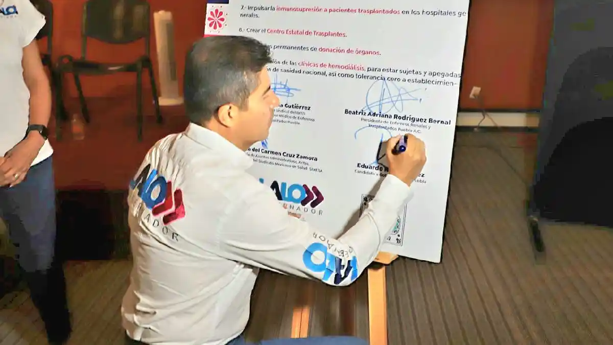 Lalo Rivera firma acuerdo por la Salud Renal