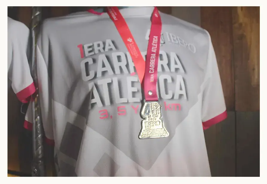 Presentan playera y medalla de la Primera Carrera IBERO Puebla 2024; esperan mil corredores  