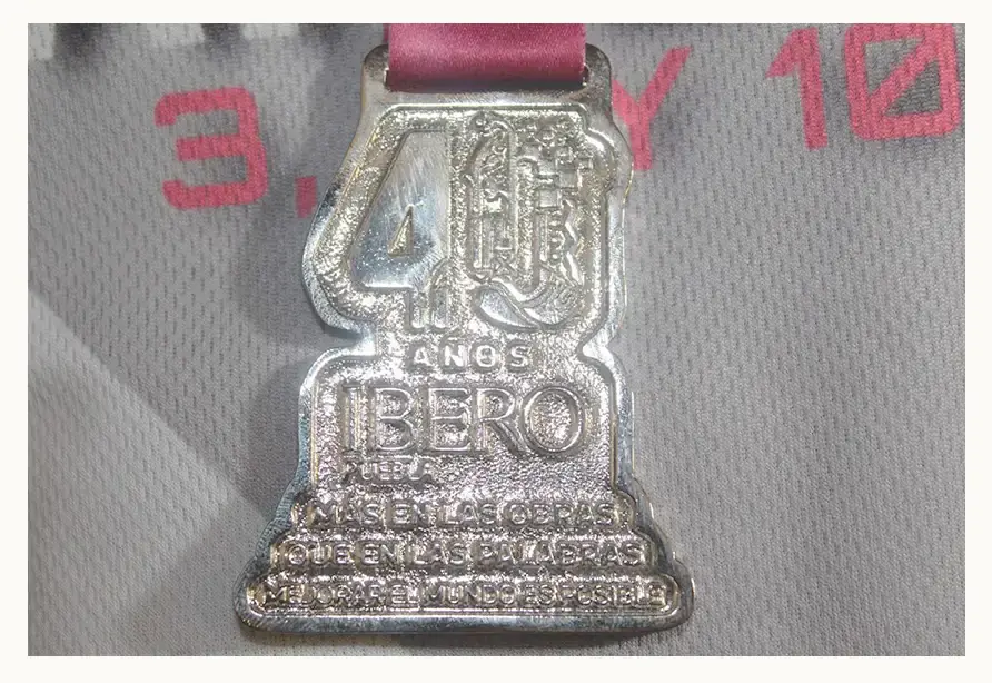 Presentan playera y medalla de la Primera Carrera IBERO Puebla 2024; esperan mil corredores  
