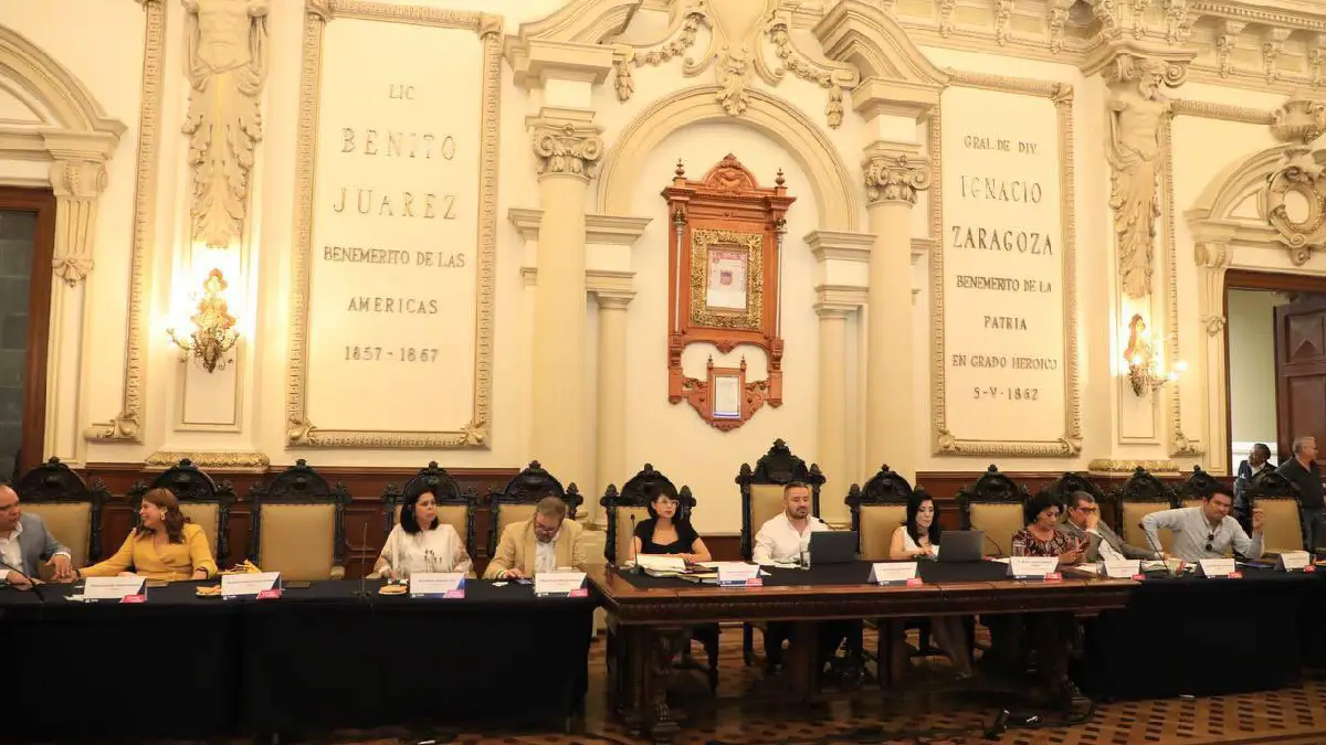 Cabildo de Puebla aprueba reincorporación de regidores