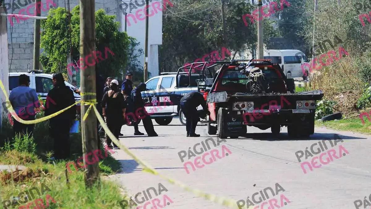 Dejan cuerpo y una motocicleta con mensajes de amenaza en Cuautlancingo