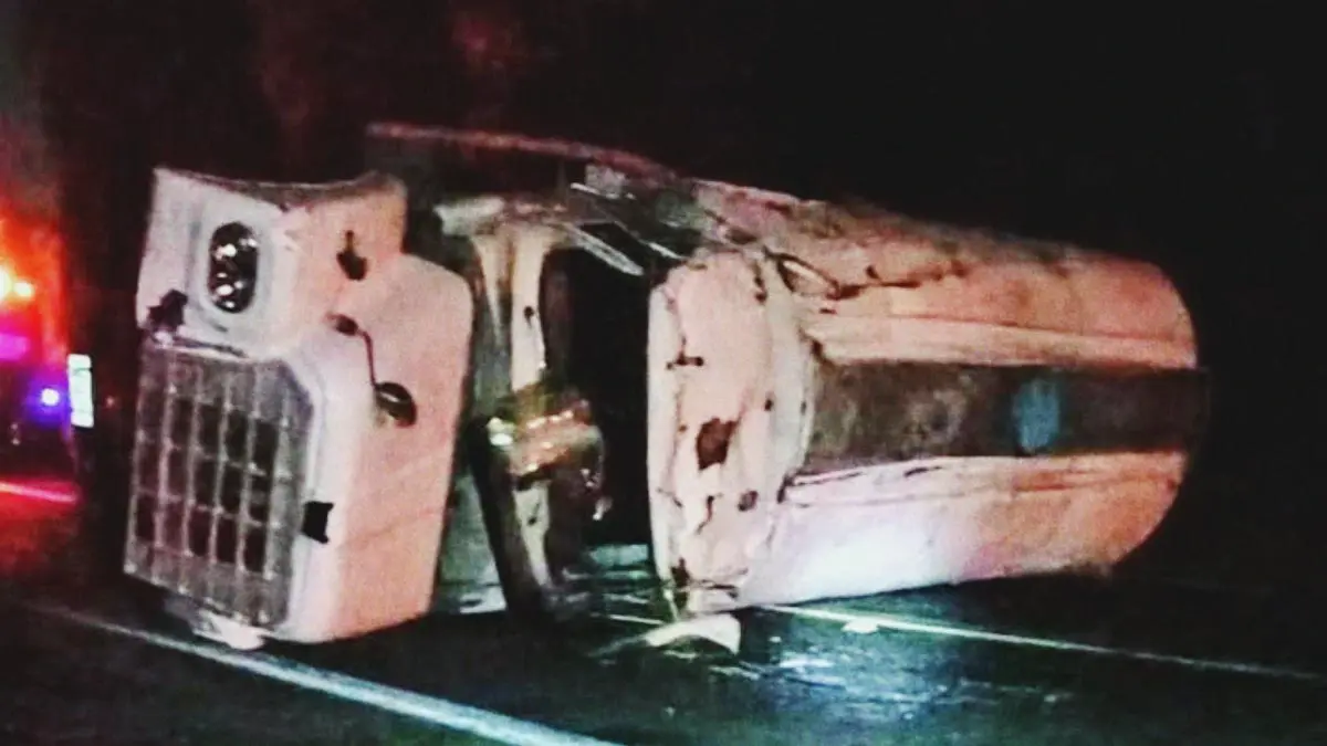 Automovilista murió tras choque con pipa en Acajete; una menor de edad resultó herida