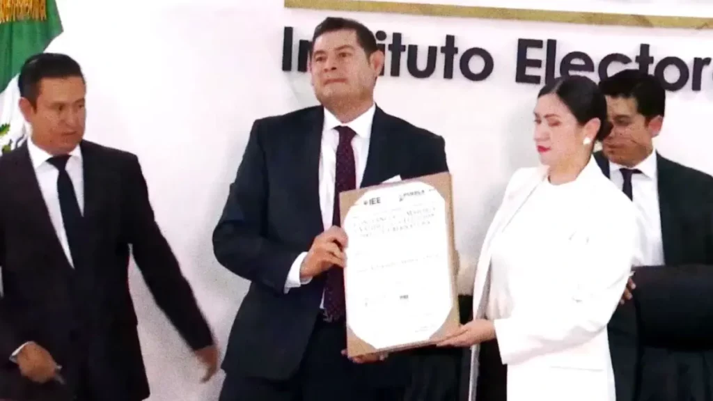 Alejandro Armenta recibe constancia de mayoría como gobernador electo de Puebla  