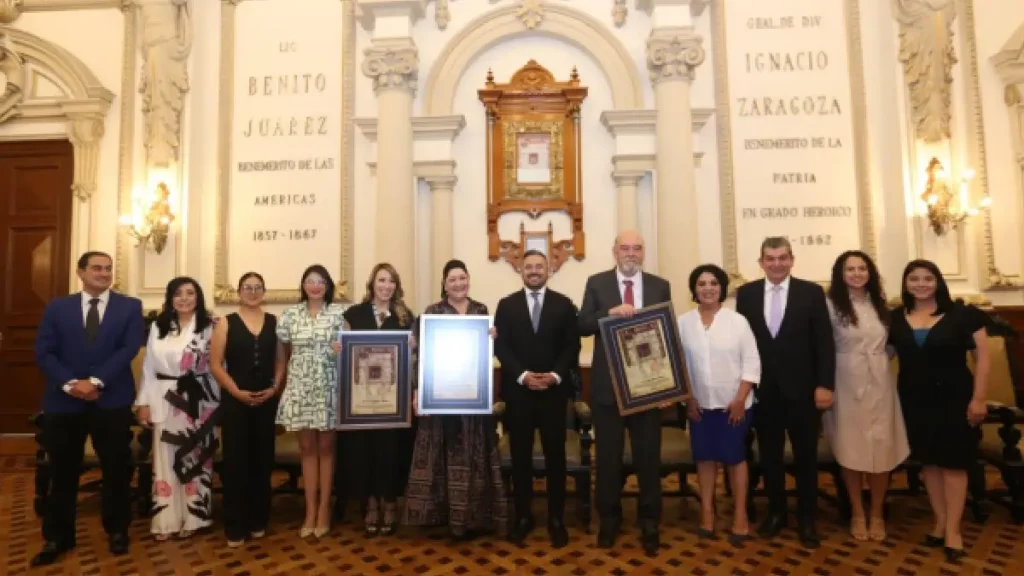 Ayuntamiento de Puebla entrega a Coral Castillo, Armando Prida y Enrique Montero una copia de la Cédula Real