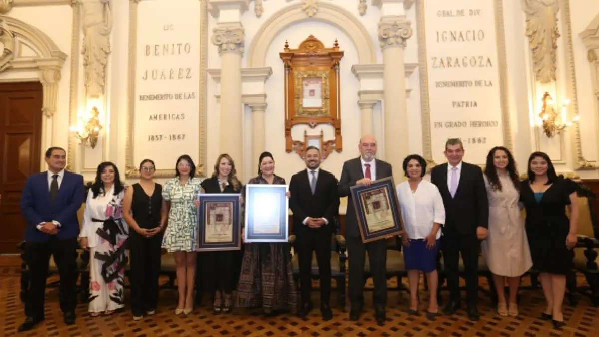 Ayuntamiento de Puebla entrega a Coral Castillo, Armando Prida y Enrique Montero una copia de la Cédula Real