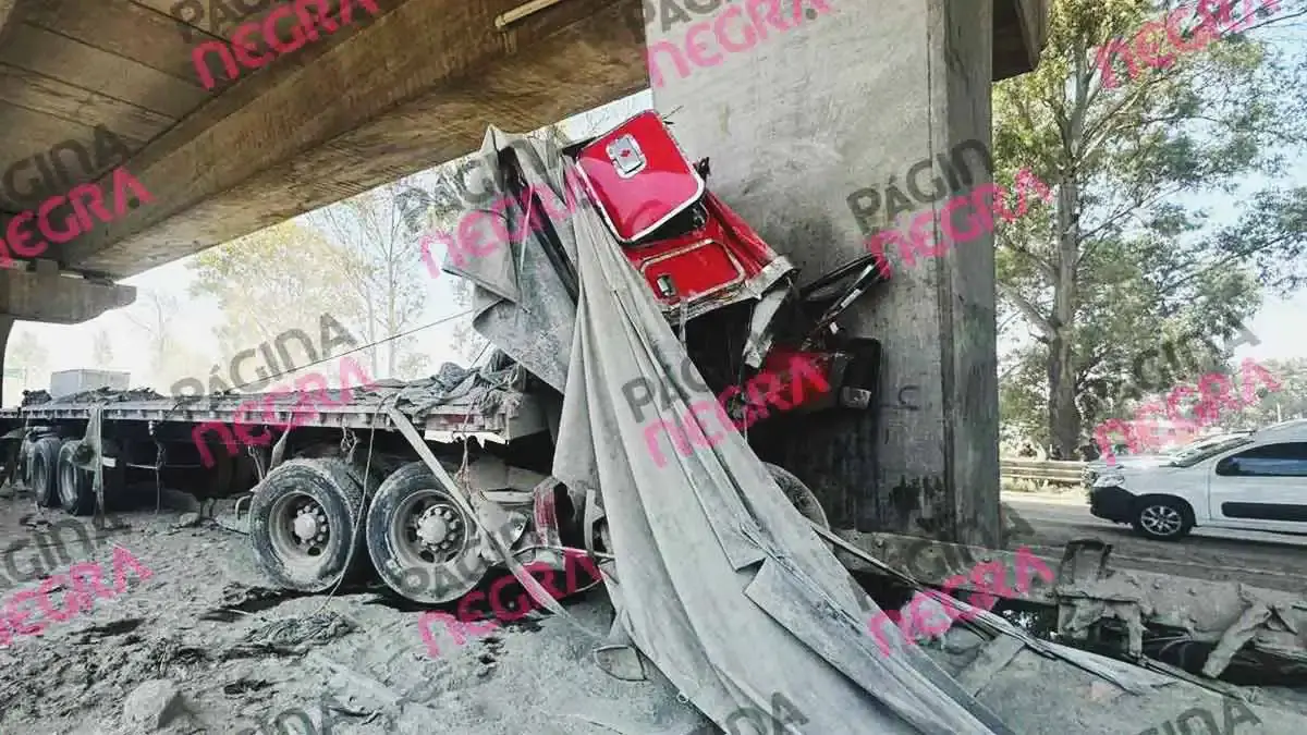 Conductor murió prensado, tras chocar contra un pilar del segundo piso de la autopista México-Puebla