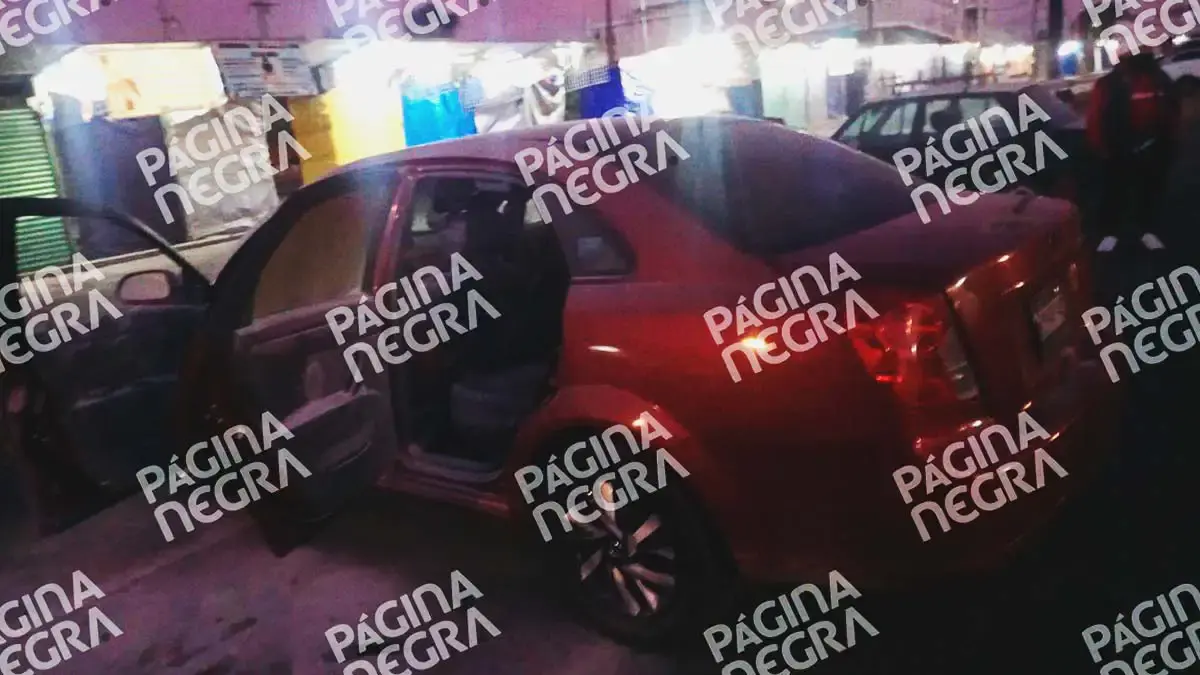 Abandonan cadáver dentro de auto calcinado en el Mercado Hidalgo de Puebla 