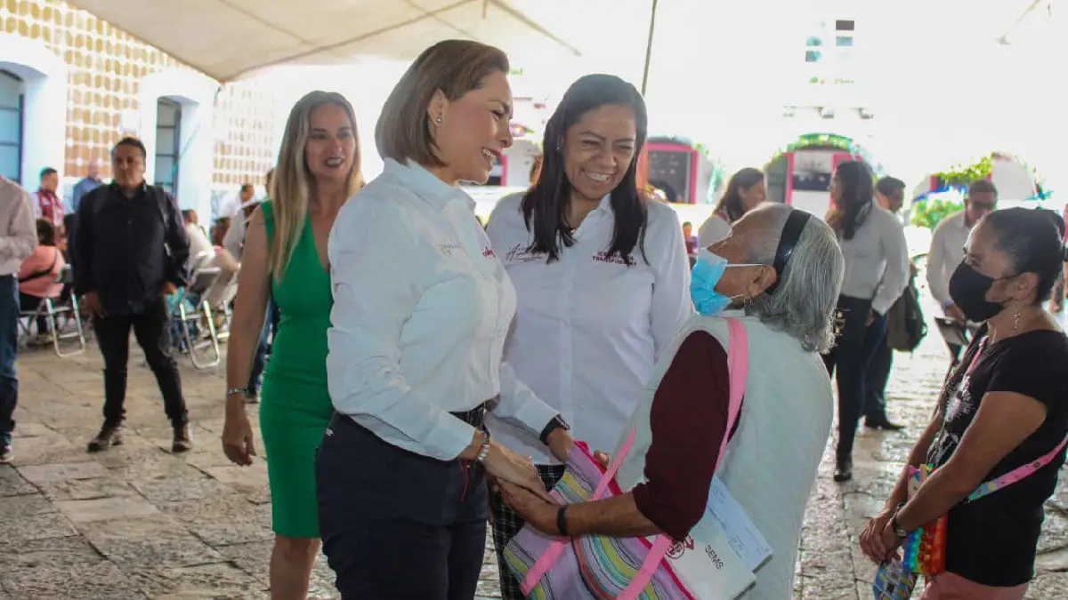 Gaby Bonilla y Ariadna Ayala entregan sillas de ruedas, además de credenciales para personas con discapacidad en Atlixco