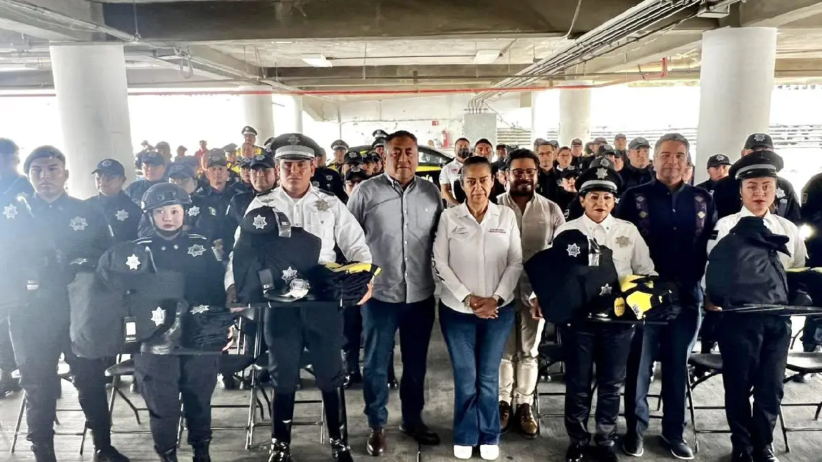 Ariadna Ayala realiza nueva entrega de uniformes a personal de la Secretaría de Seguridad Pública de Atlixco