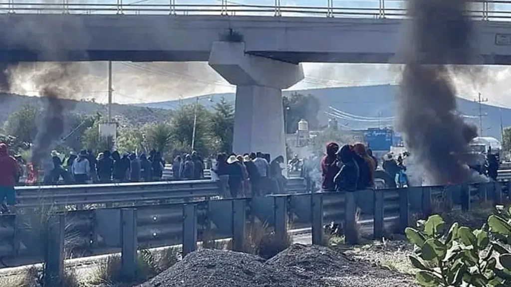 Pobladores de Palmar de Bravo bloquearon la autopista Puebla-Orizaba, reprueban el triunfo del candidato independiente