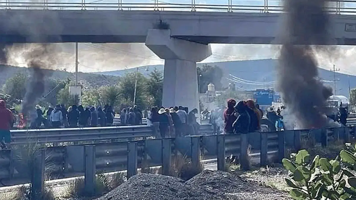 Pobladores de Palmar de Bravo bloquearon la autopista Puebla-Orizaba, reprueban el triunfo del candidato independiente