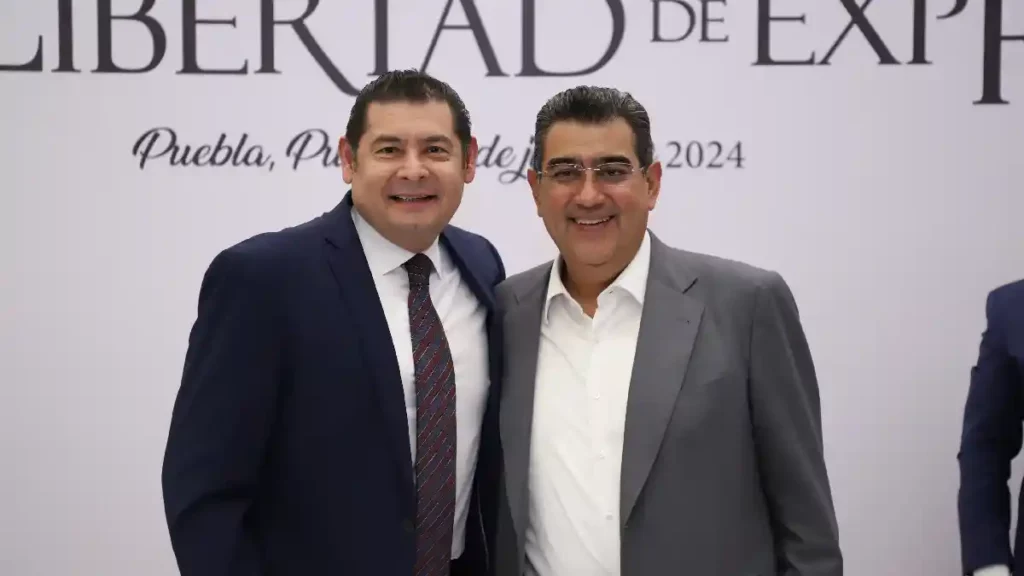 Reconocen Sergio Salomón y Alejandro Armenta papel de periodistas en Puebla