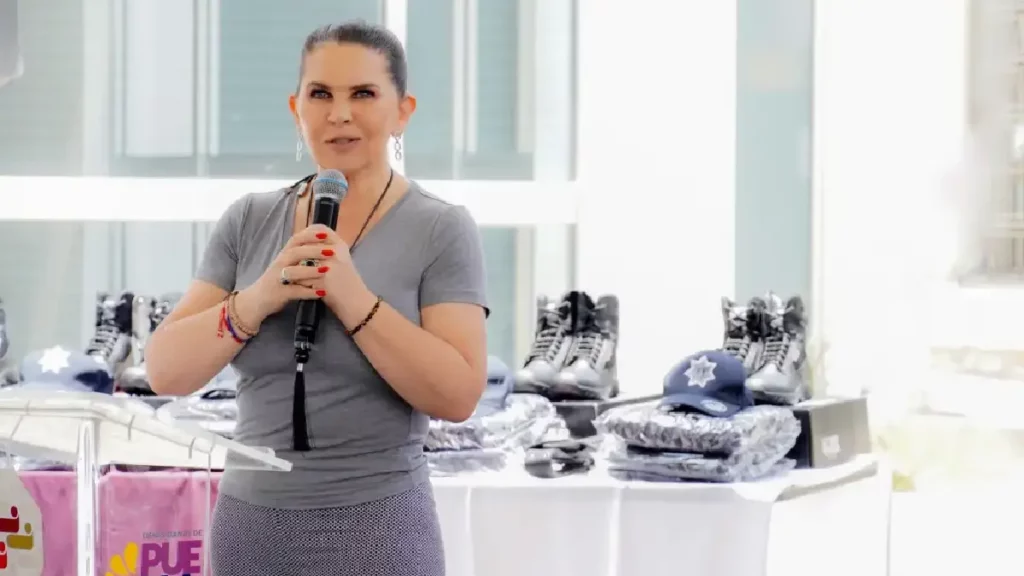 Norma Layón entrega 310 paquetes de uniformes a policías activos de Texmelucan