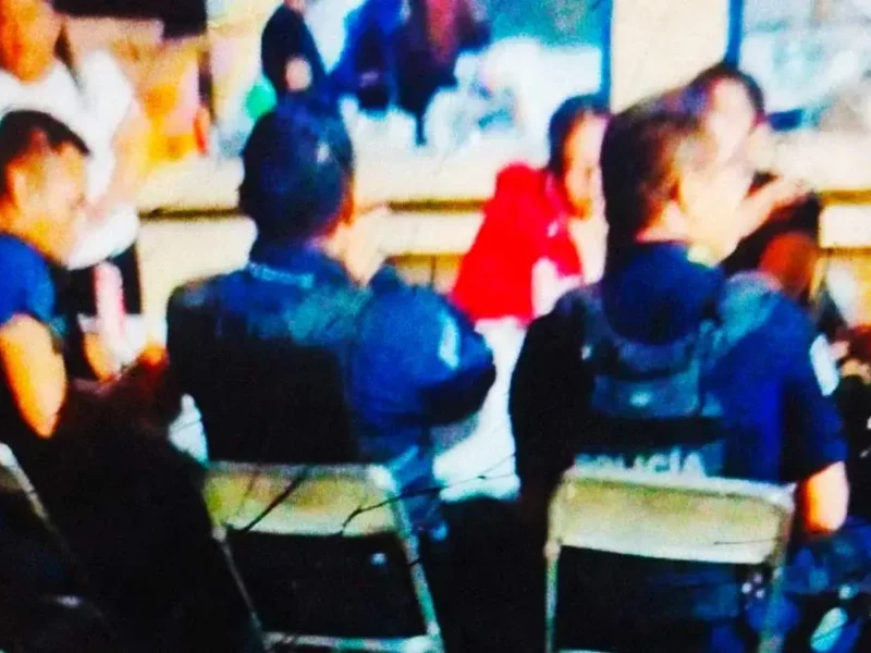 Sorprenden a policías municipales de Puebla en fiesta con narcomenudistas del Mercado Morelos