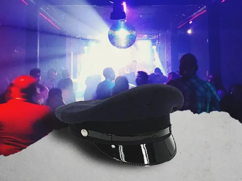 En horas laborales, captan al comandante de la Policía Ministerial de Huauchinango en bar “Guajira”