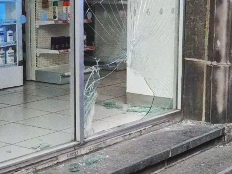 Juan da cristalazo a Farmacia Benavides del Centro Histórico de Puebla; roba artículos de limpieza