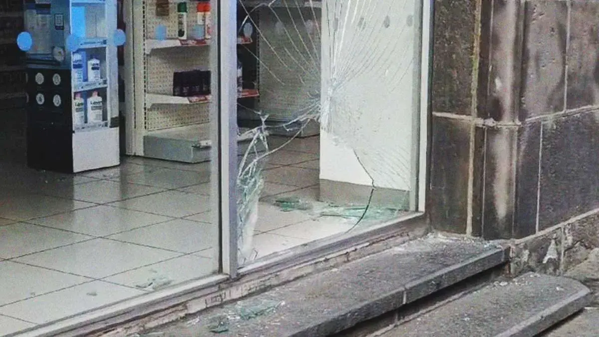 Juan da cristalazo a Farmacia Benavides del Centro Histórico de Puebla; roba artículos de limpieza