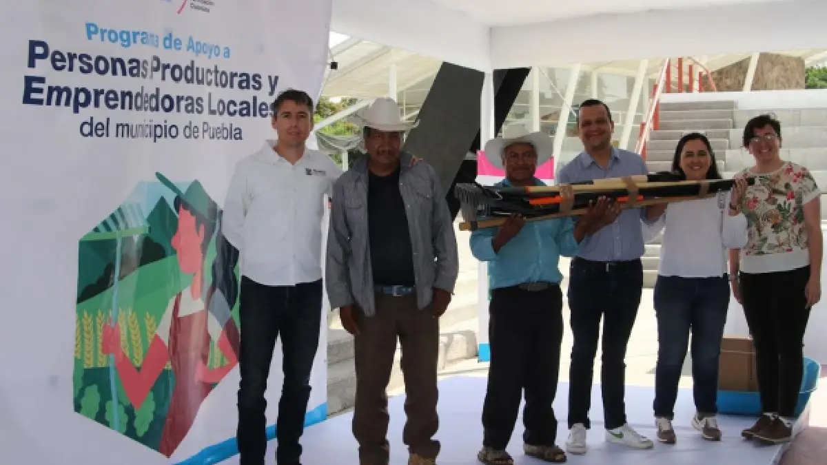 Ayuntamiento de Puebla entrega apoyo a emprendedores y productores del campo