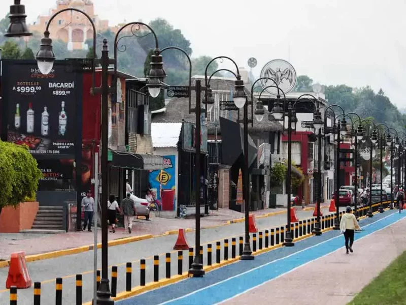 Vecinos de Cholula bloquean avenida por inconformidad sobre doble sentido de la calle 14 Oriente