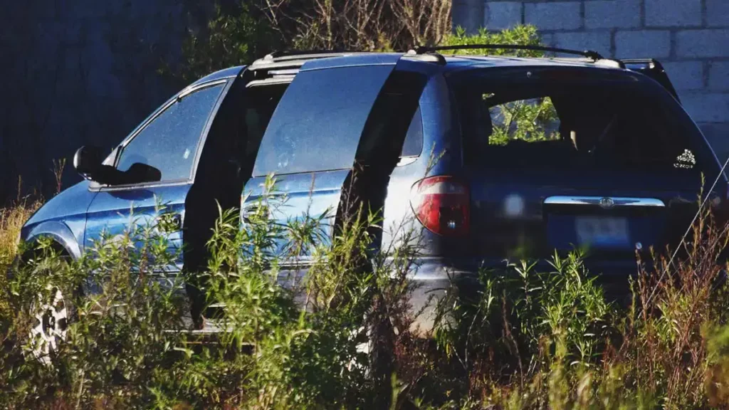 Abandonan dos cuerpos en una camioneta en Huauchinango, uno era un mando policíaco de Ahuazotepec 