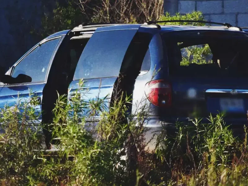 Abandonan dos cuerpos en una camioneta en Huauchinango, uno era un mando policíaco de Ahuazotepec 