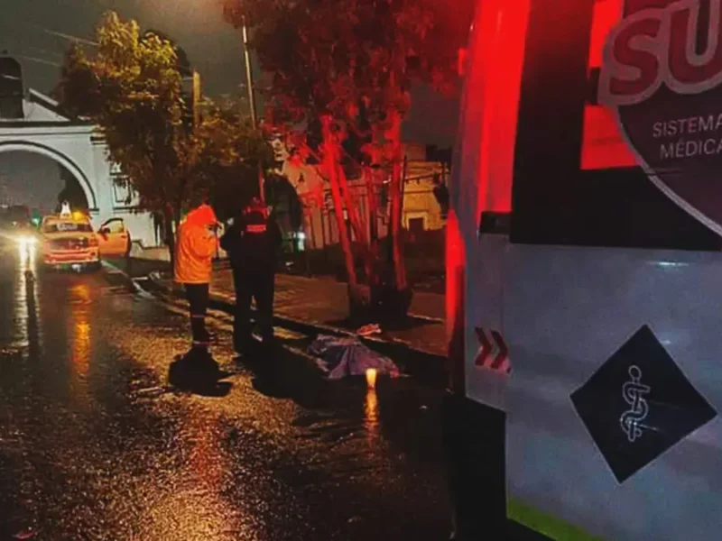 Motociclista murió y otro resultó herido tras derrape y choque en Bulevar Forjadores de Puebla 