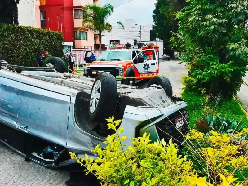 Volcadura en Circuito Juan Pablo II dejó a tres personas heridas