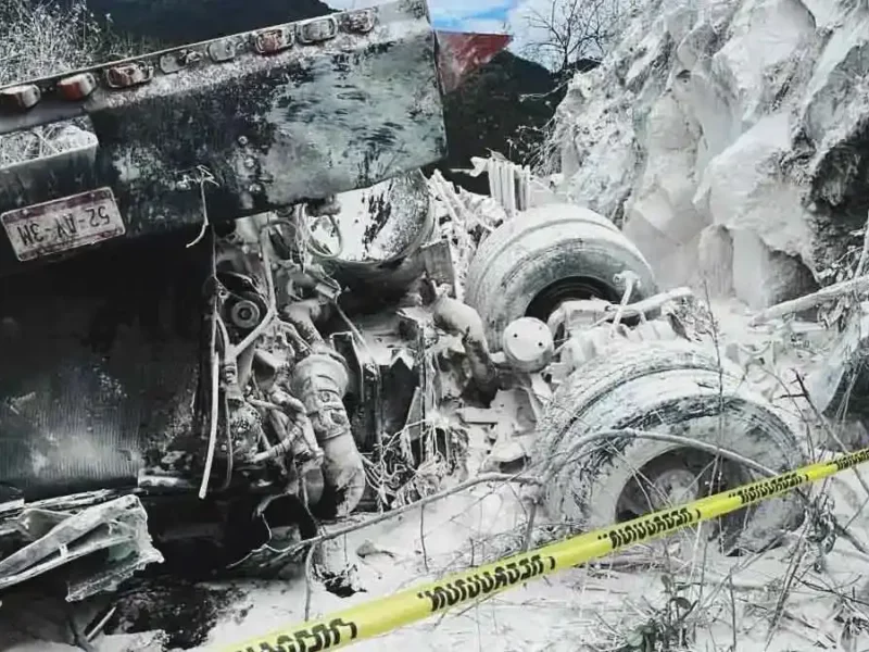 Conductor murió en volcadura de tractocamión, tras quedarse sin frenos en la autopista Puebla-Orizaba