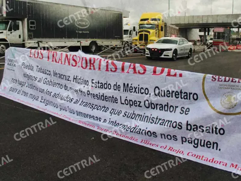 Paro Nacional de Transportistas provoca bloqueo de la autopista Puebla-Orizaba, reclaman pagos del Tren Maya